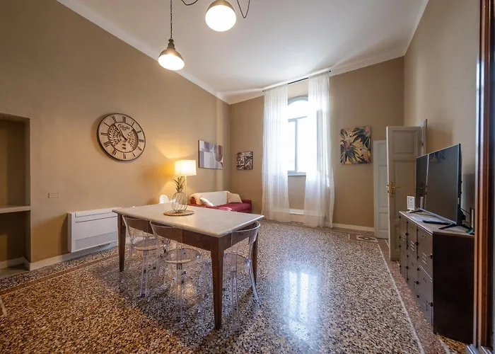 Lungarno Buozzi 7 Apartments